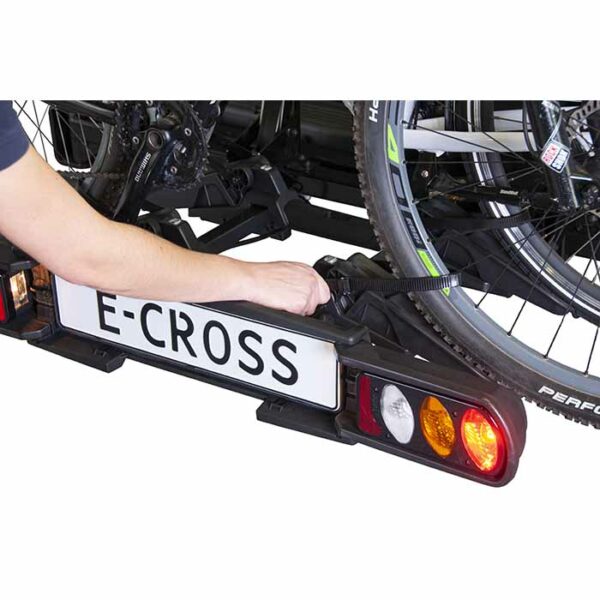 Van star e-cross - zoom sur les fixation pour les roues des vélos